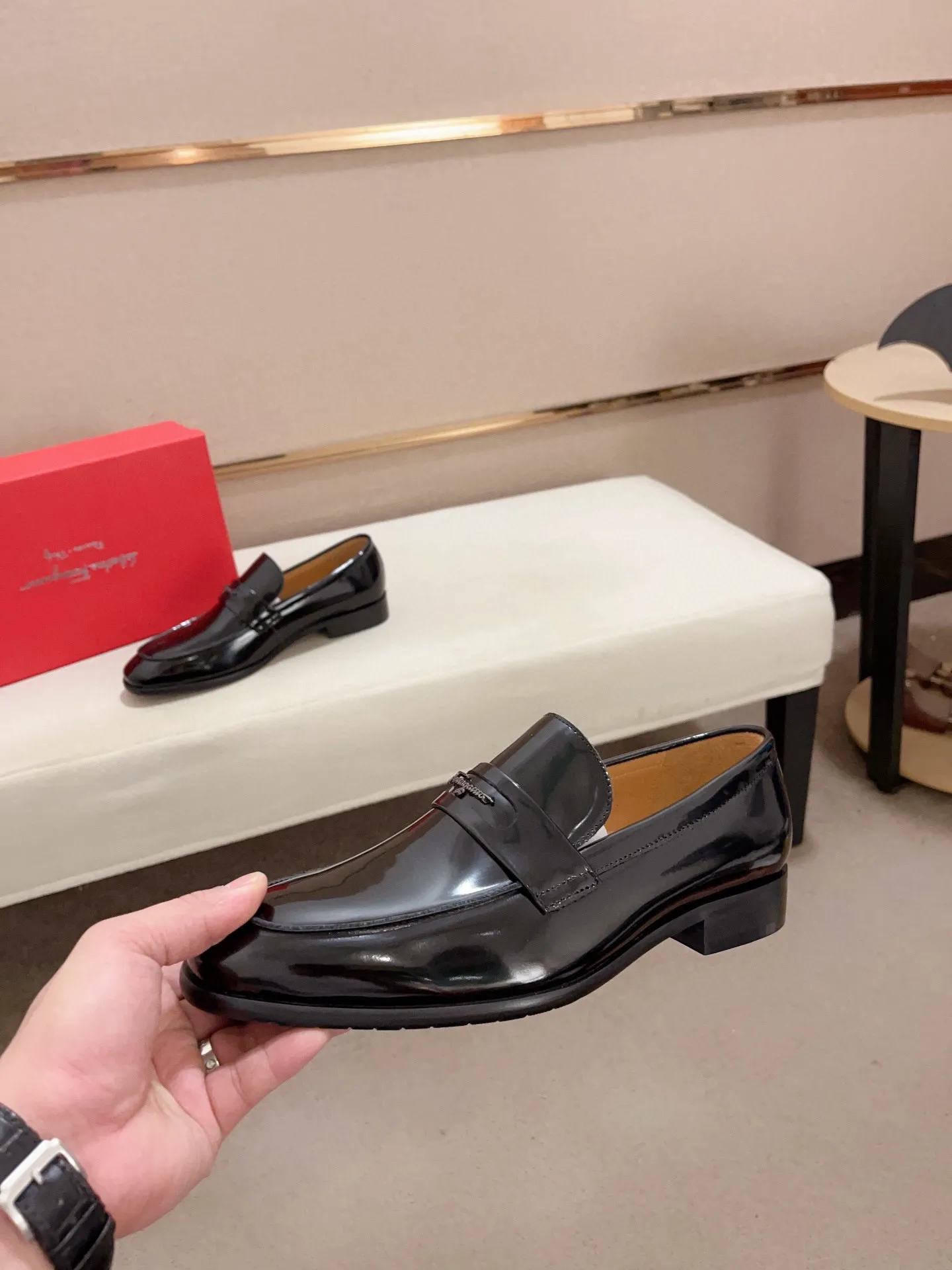 Men's shoes💰: 520💰 High version Ferragamo quality! 🆕🆕Exclusive hot-selling products in stock🔥🔥New products on the shelves, high-quality shoes, high-end driving shoes, with complete packaging! 💪 💪 Material: imported patented cowhide 🐂 + imported high-quality water-dyed cowhide lining + wear-resistant outsole 👍🏻👍🏻 Features: high-end and comfortable, purely handmade 🚀 🚀 Create the perfect shoes that suit you best 🔥 🔥 Size: (38-44) Can be customized 45 non-returnable!
